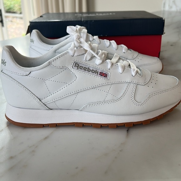NIB Reebok Women’s Classic Leather Sneaker in size 8.5 - Picture 2 of 4